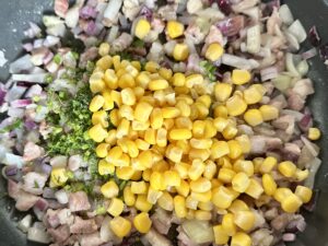 farsz z boczkiem, zieleniną i kukurydzą