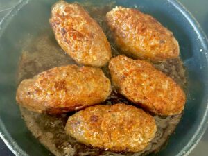 smażenie roladek mielonych na patelni na złoty kolor