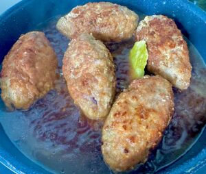 roladki mielone zalane bulionem z przyprawami