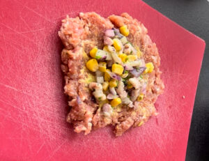 nakładanie farszu na mięso mielone do roladek