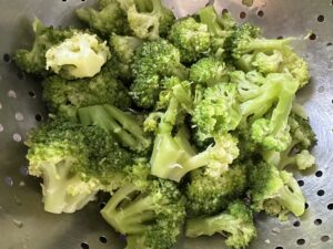 Sałatka ryżowa z szynką i brokułem - IMG 2058