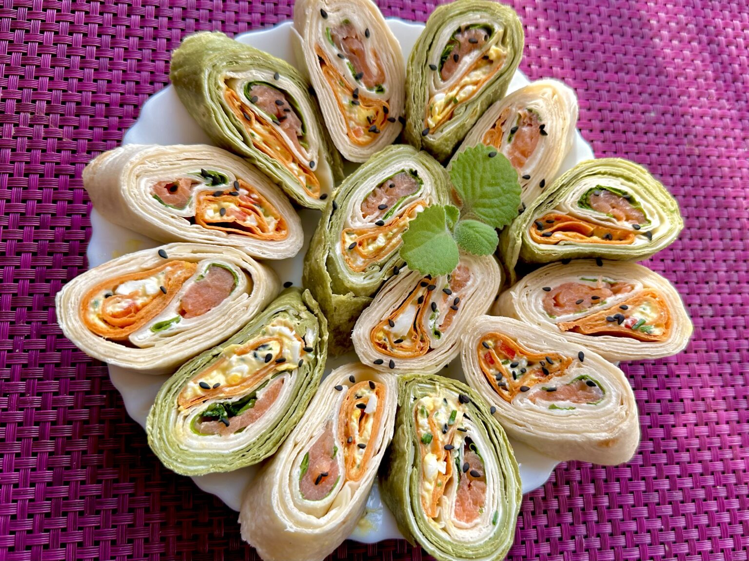 Tortilki z łososiem i jajkiem - IMG 2343