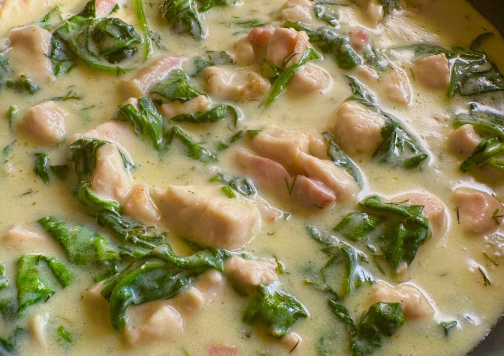 Kurczak ze szpinakiem w sosie serowym