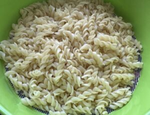 Sałatka makaronowa z brokułem i świeżym ogórkiem - IMG 3575