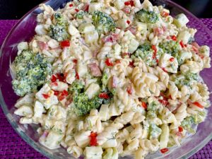 Sałatka makaronowa z brokułem i świeżym ogórkiem - IMG 3601