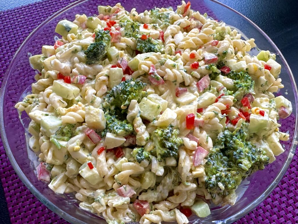 Sałatka makaronowa z brokułem i świeżym ogórkiem