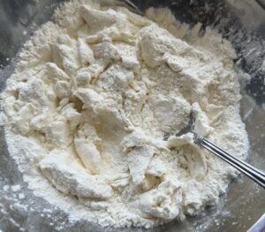 mieszanie ciasta widelcem na rogaliki dwuskładnikowe z mascarpone