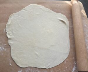 wałkowanie ciasta na rogaliki dwuskładnikowe z mascarpone