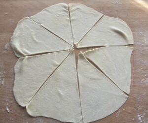 ciasto podzielone na trójkąty na rogaliki dwuskładnikowe