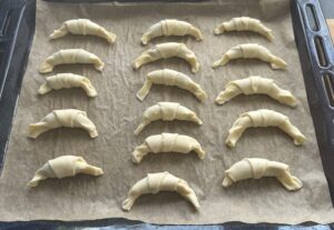 zwijanie rogalików dwuskładnikowych z mascarpone i układanie na blaszce