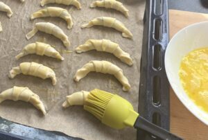 smarowanie rogalików dwuskładnikowych jajkiem