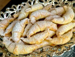 gotowe rogaliki dwuskładnikowe z mascarpone posypane cukrem pudrem