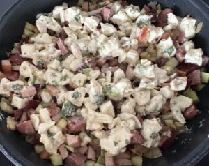 farsz do naleśników z kiełbasą i cukinią z mozzarellą