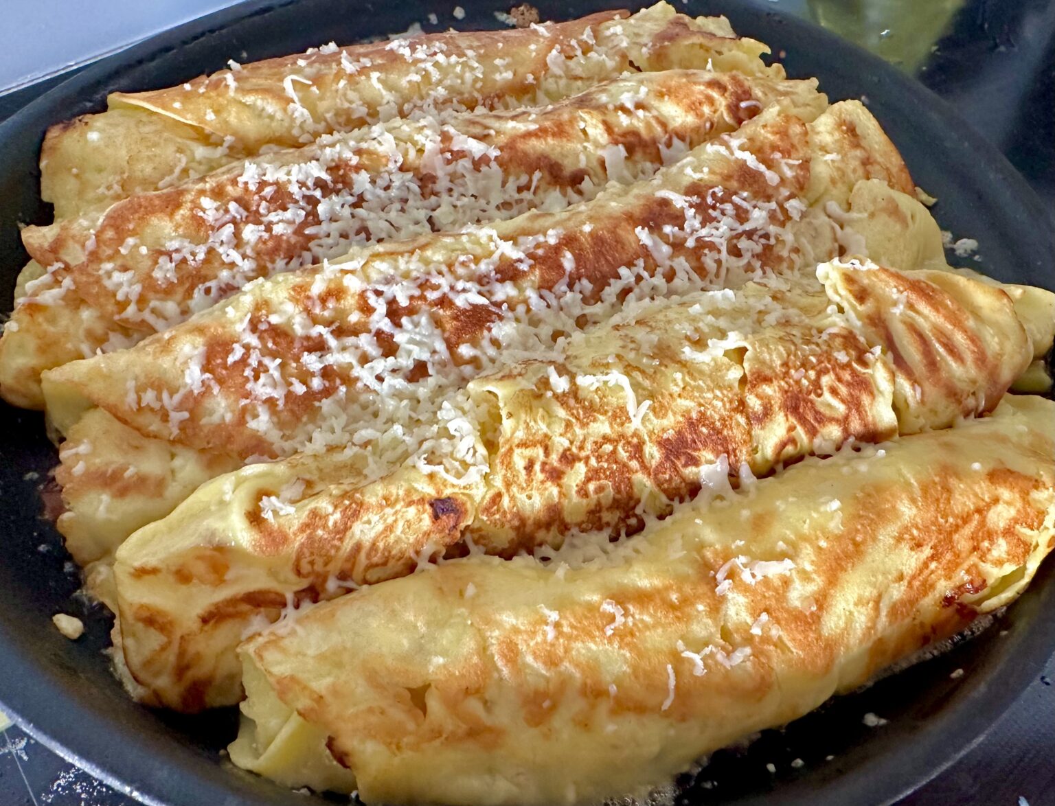 Wiejskie naleśniki z kiełbasą i cukinią