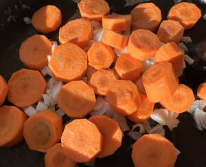 Skrzydełka z patelni duszone z warzywami - IMG 5302