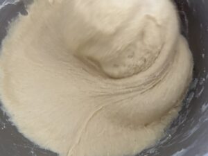 Wyrabianie ciasta drożdżowego