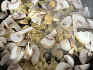 Skrzydełka w sosie z pieczarkami i karmelizowaną cebulką - IMG 6037