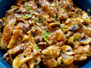 Skrzydełka w sosie z pieczarkami i karmelizowaną cebulką - IMG 6049