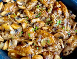 Skrzydełka w sosie z pieczarkami i karmelizowaną cebulką - IMG 6057