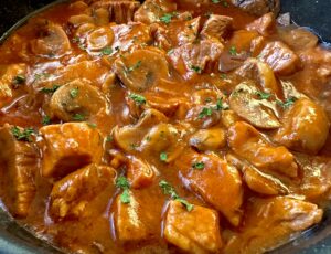 Wiejski gulasz z pieczarkami - Prosty w przygotowaniu, a przy tym bardzo smaczny obiad dla całej rodziny