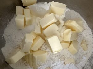 składniki na rogaliki z nadzieniem czekoladowym w misce