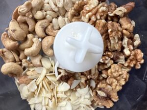 mielenie orzechów do rogalików z nadzieniem czekoladowym