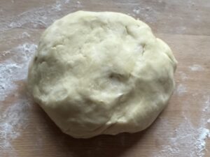 zagniatanie ciasta na rogaliki z nadzieniem czekoladowym