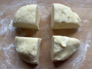 schłodzone ciasto podzielone na części do rogalików z nadzieniem czekoladowym