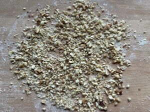 siekane orzechy na stolnicy do rogalików