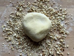 ciasto na rogaliki z nadzieniem czekoladowym ułożone na orzechach