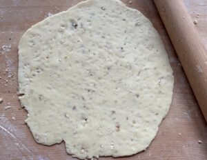 wałkowanie ciasta w orzechach do rogalików z nadzieniem czekoladowym