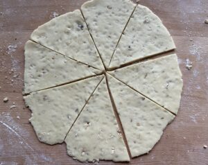 ciasto podzielone na trójkąty na rogaliki z nadzieniem czekoladowym