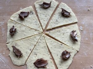 nakładanie nadzienia czekoladowego na rogaliki