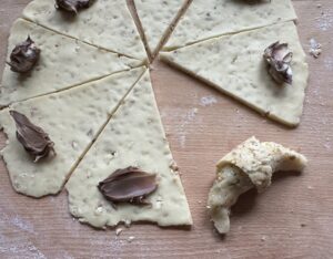 zwijanie rogalików z nadzieniem czekoladowym