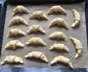 surowe rogaliki z nadzieniem czekoladowym na blaszce