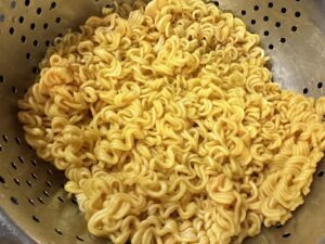 Smażony makaron z kurczakiem i warzywami - IMG 7345