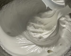 Gęsta i lśniąca masa bezowa do rolady