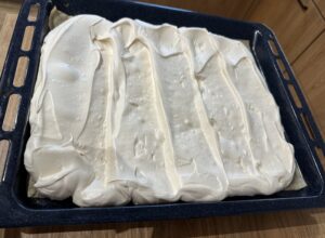 Upieczona beza do ciasta typu dacquoise