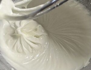 Ubijanie mascarpone i śmietanki na krem do rolady bezowej
