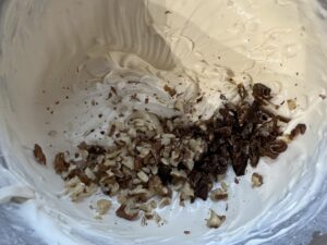 Krem z orzechami i daktylami do rolady bezowej dacquoise