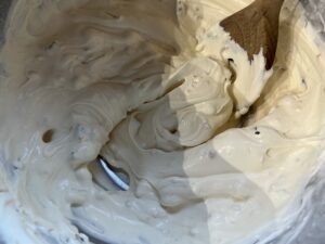 Mieszanie kremu do rolady bezowej