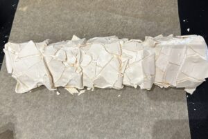 Zwijanie ciasta w roladę bezową dacquoise