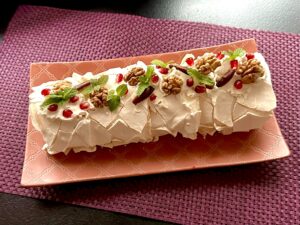 Gotowa rolada bezowa z bakaliami i kremem