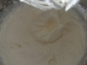 Mandarynkowa rolada bezowa - IMG 0341