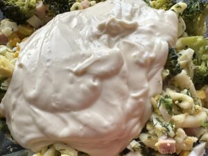 Sałatka makaronowa z szynką i brokułem - IMG 0598