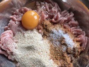 przygotowanie masy mięsnej na pulpeciki w sosie serowym