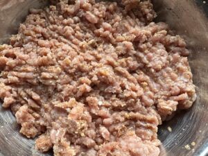 jednolita masa mięsna na pulpeciki w sosie serowo ziołowym