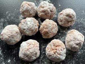 pulpeciki obtoczone w mące przed gotowaniem