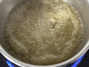 bulion z ziołami jako baza sosu do pulpecików