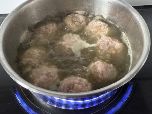 gotowanie pulpecików w aromatycznym wywarze